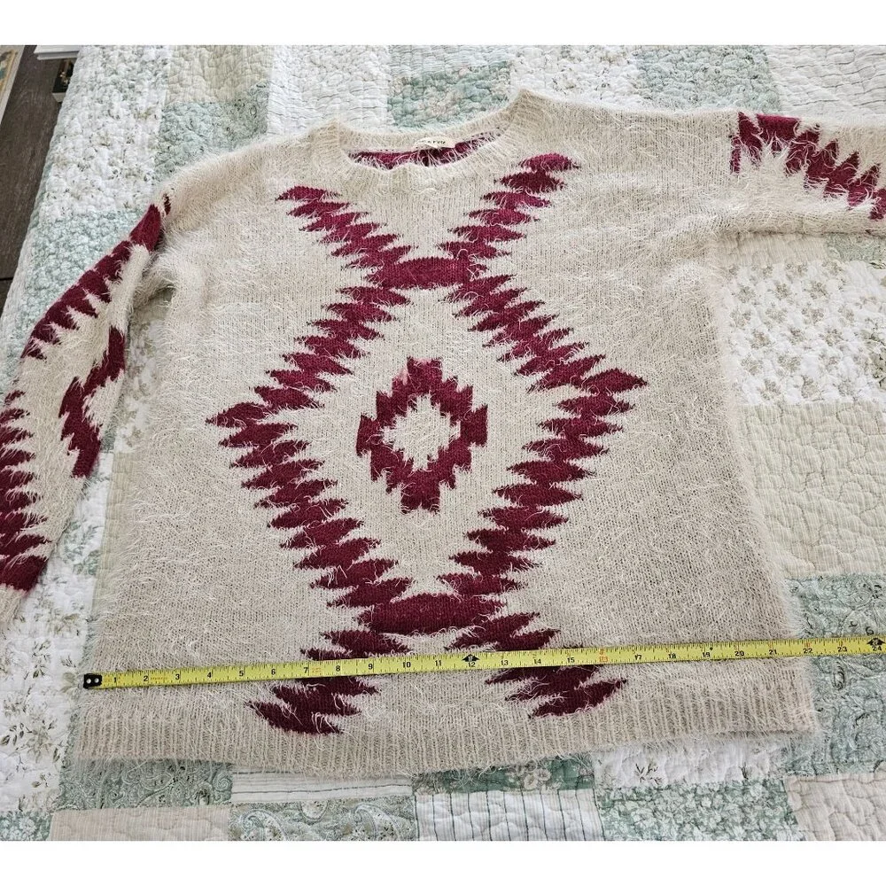Tea n Rose Woman's Medium/Large Scoop‎ Neck Sweater